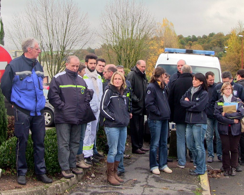 Sur 60 entreprises en Aveyron, 55 ambulanciers sont venus au rendez-vous hier devant la CPAM. / Photo DDM, O. L